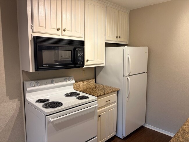 Building Photo - Downtown Condo Living Unit 213