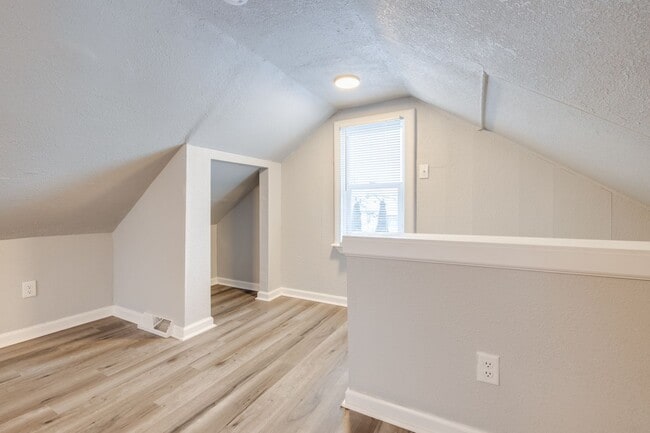 Photo - 557 E Division St