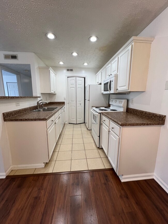 Kitchen - 5588 Cypress Chase Unit 5588