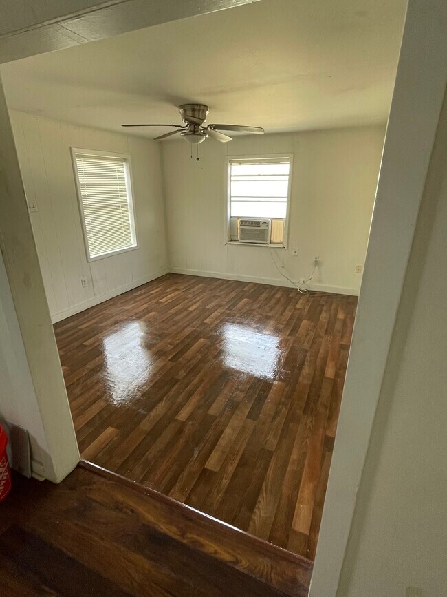 Photo - 911 W 3rd St