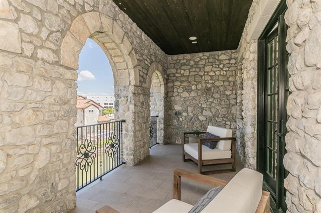 8 Comillas Dr