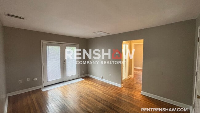 Photo - 899 Chatwood St