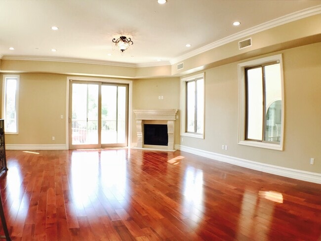 Building Photo - Private Townhouse in the Chatsworth Lake area