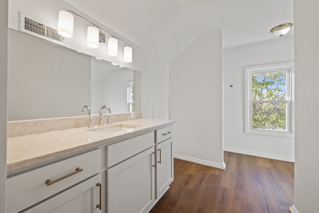 Photo - 684 Porter Rd