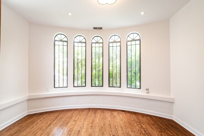 Photo - 6 Bed 5 Bath House with Fully Converted Co...