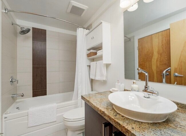 Photo - 2745 Veterans Memorial Pky Unité 422