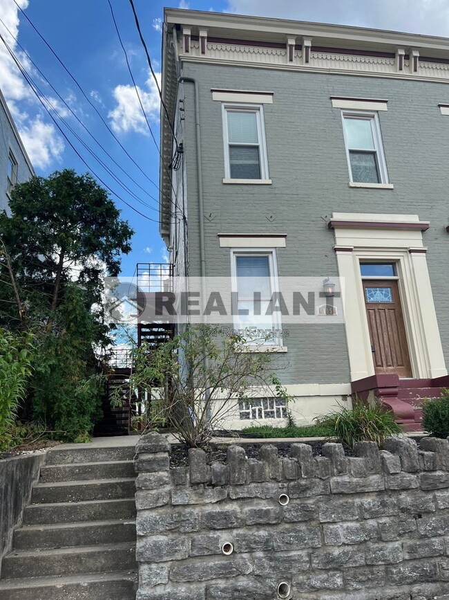 115 E 8th St