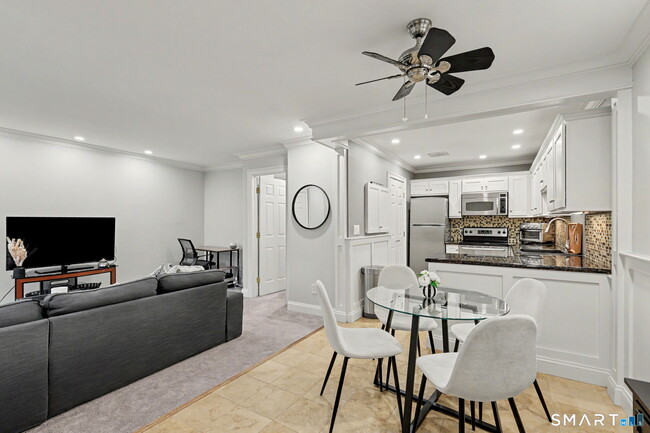 Building Photo - 2289 Bedford St Unit D7