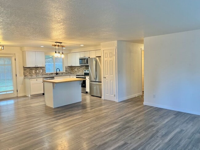 Photo - AVAILABLE NOW! 3BD 1.75 BATH SINGLE STORY HOME LARGE CORNER LOT