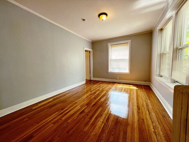 Lincoln Square – Corner 2-Bedroom/1-Bath -... - Lincoln Square – Corner 2-Bedroom/1-Bath -... Apartment Unit 3W