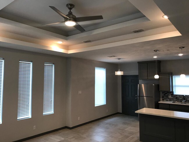 Photo - 904 E la Cantera Ave