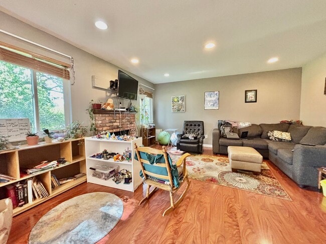 Photo - 3 bed, 2.5 Bath House in Central-West Fort Collins! Available July 10th!