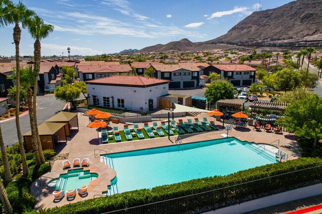 Las casas adosadas de Horizon Ridge, Henderson, Nevada, cuentan con una piscina estilo resort. - The Townhomes at Horizon Ridge