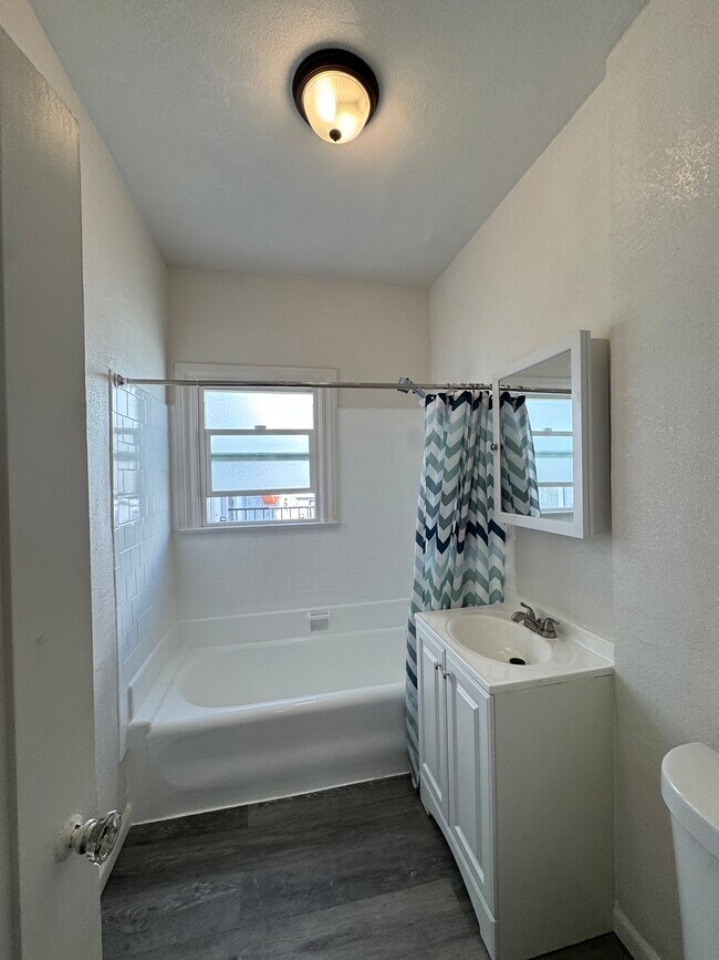 Photo - 4915 San Vicente Blvd Unidad upper one bd duplex