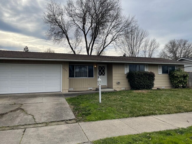 Building Photo - Nice 3 Bedroom 1.5 Bathroom Home w/Large fully Fenced Back Yard