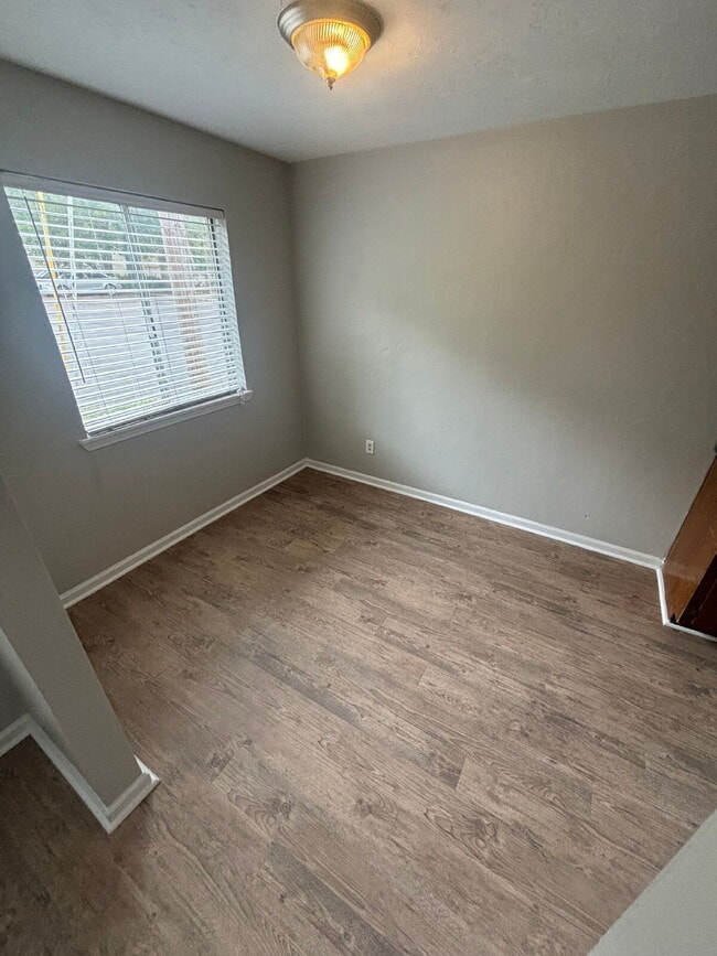 Photo - Two Bedroom Apartment on Blairstone Road Unidad Apt C