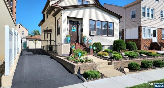 Photo - 11 Banta Ave