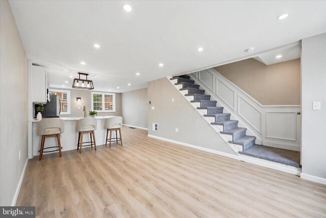 Photo - 925 Maple Ave