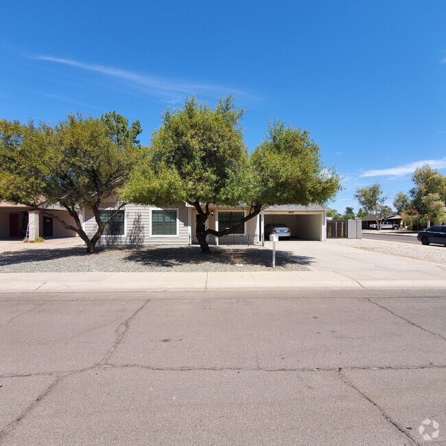 Building Photo - Adorable 3-Bedroom Home on a Huge Corner L...