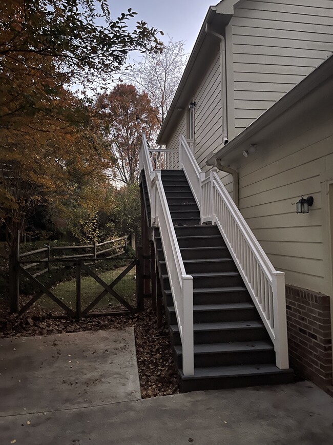 Building Photo - 137 Edgecombe Rd Unit Utilities and Furnished