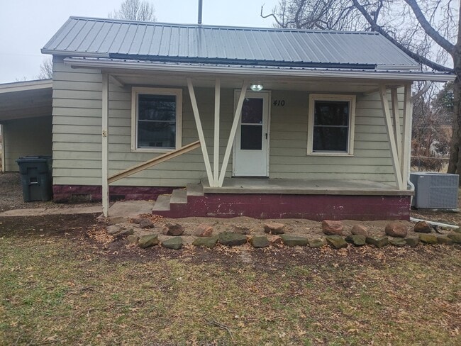 Building Photo - 410 E Adams St