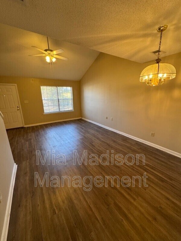 Photo - 141 Hunt Club Ct