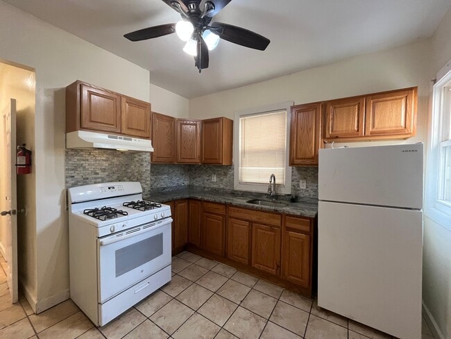 Building Photo - 137 Bostwick Ave Unit 1