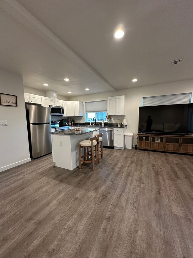 Photo - 527 Canterbury Ln