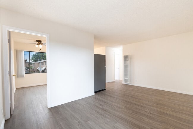 Photo - 10520 S Figueroa St