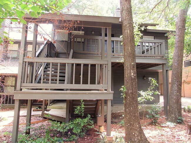 Building Photo - Quiet but Conveniently Close to Everything Rental