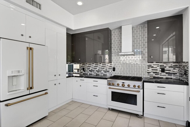 Building Photo - 6932 E Pearl St