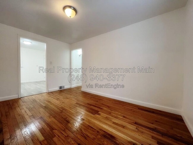 Photo - 25895 Currier St