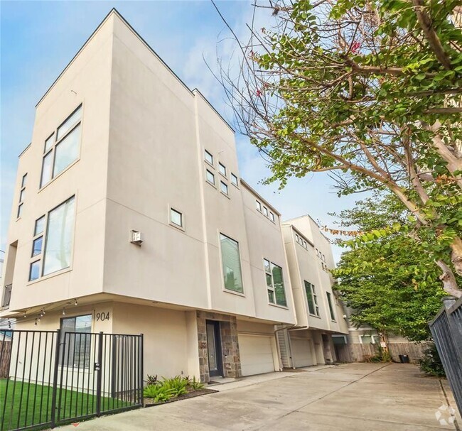 Building Photo - 904 Roy St Rental