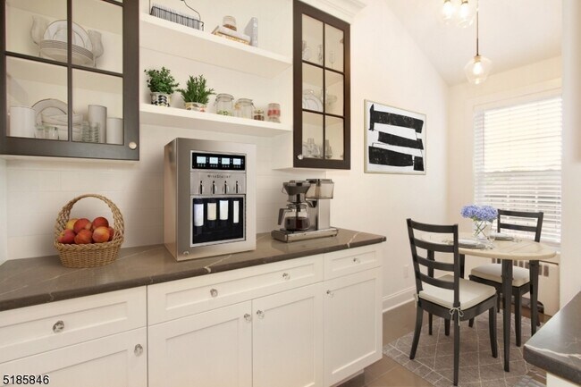 Photo - 380 Claremont Ave Unidad 8