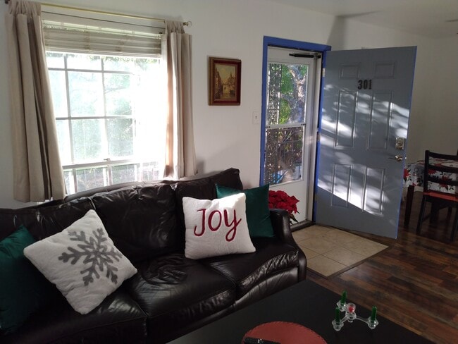2-bedroom living area - 8401 N New Braunfels Ave Unit 218