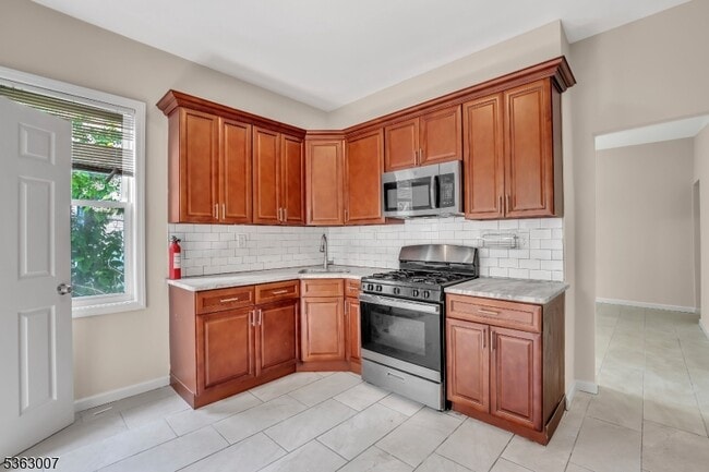 142 Seymour Ave Unit 3