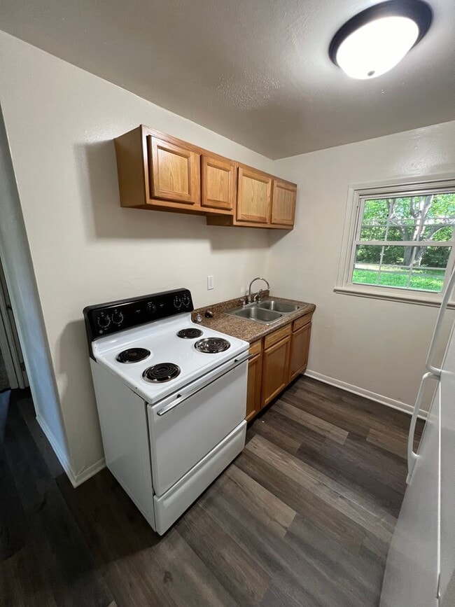 216 E 17th St