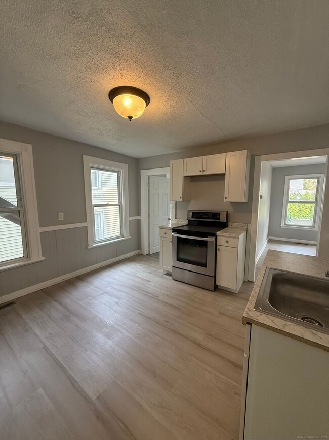 Building Photo - 166 Foster St Unit 1 Rental