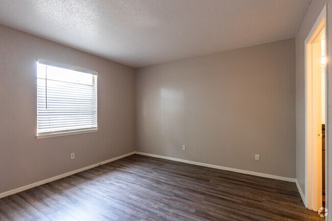 2BR, 2BA - 1,000SF - Bedroom