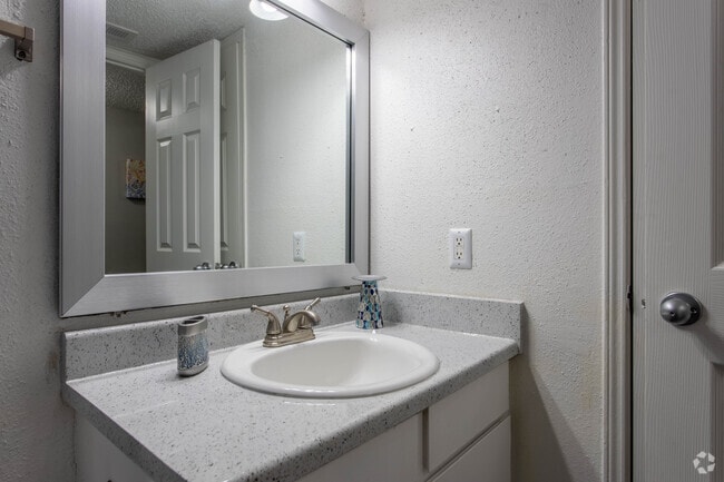 2 BR, 2 BA - 960 SF