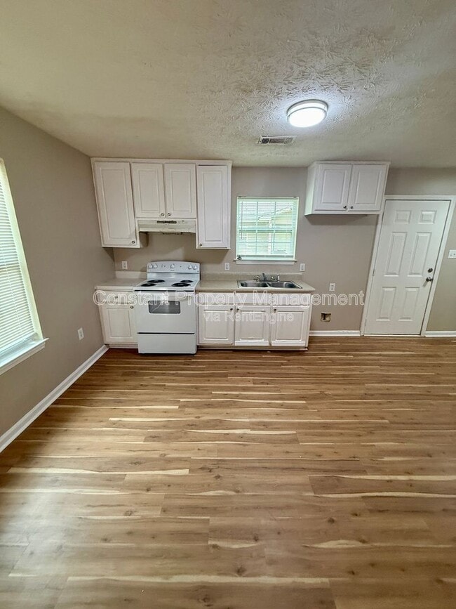 Photo - 701 English St