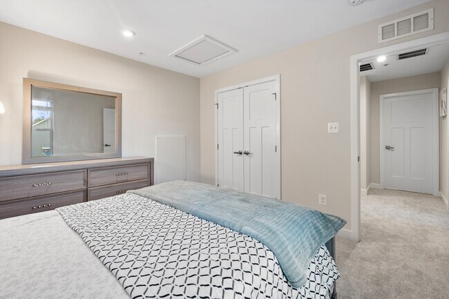 Photo - 6147 Dock St