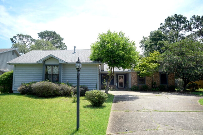 Photo - 1129 Troon Dr E House