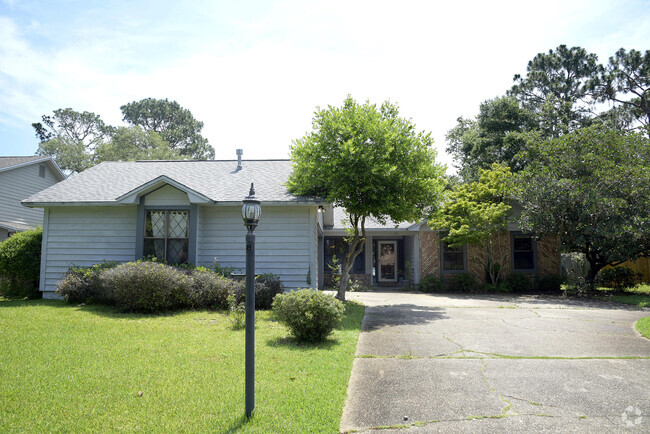 Building Photo - 1129 Troon Dr E Rental