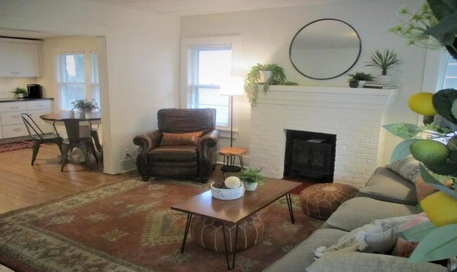 Photo - 1069 S Broadway Ave