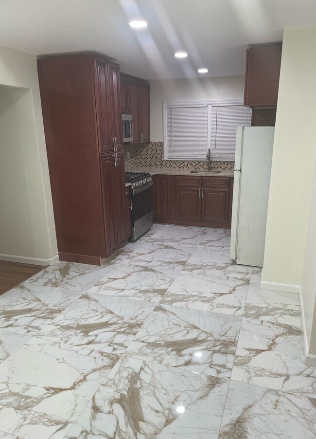 Building Photo - Brooklyn 1 Unit 2