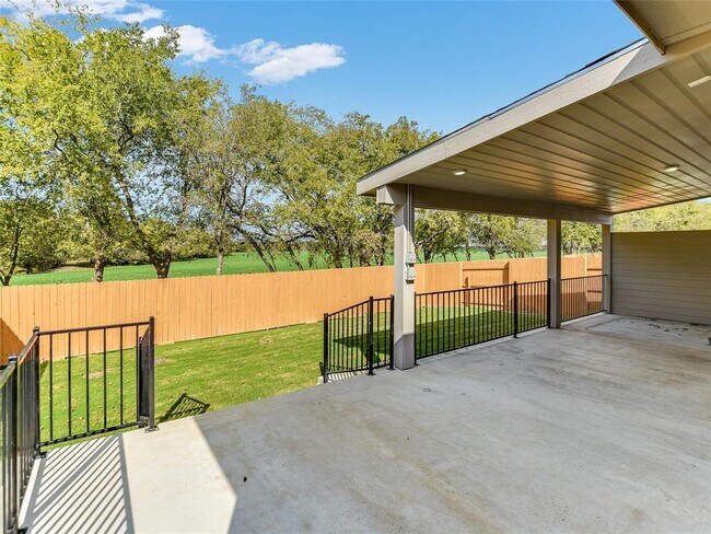 Photo - 1016 Paddock Ln