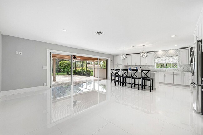 417 N Country Club Dr