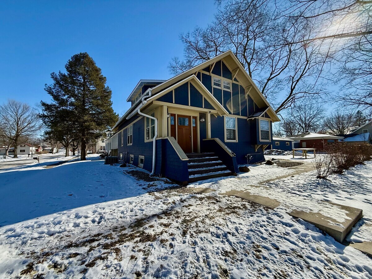 Photo - 422 5th St NW