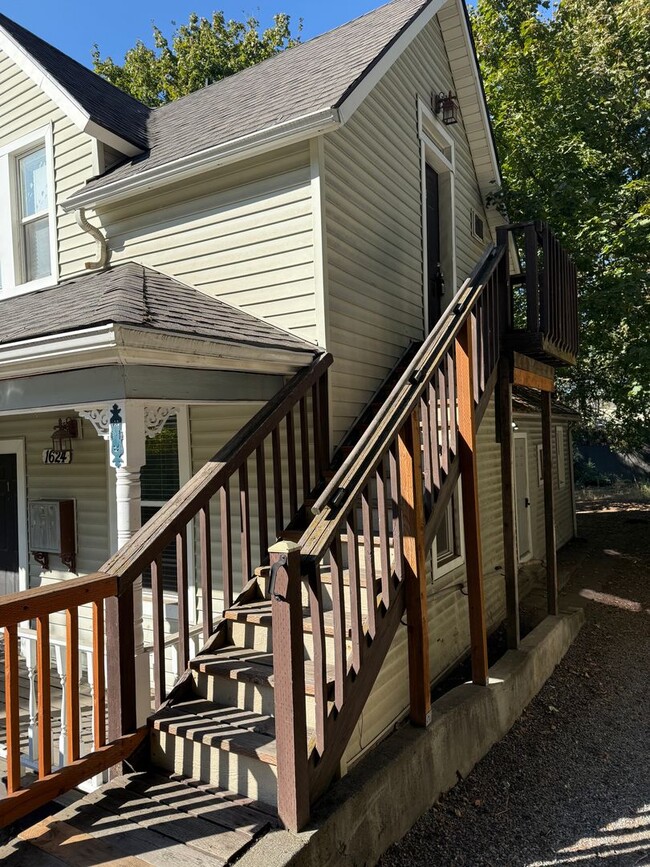 Building Photo - 1624 W 6th Ave Unit Apt 3